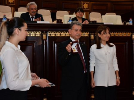 Профессору Наргиз Пашаевой вручена «Золотая медаль имени Низами Гянджеви Азербайджанской Республики» 