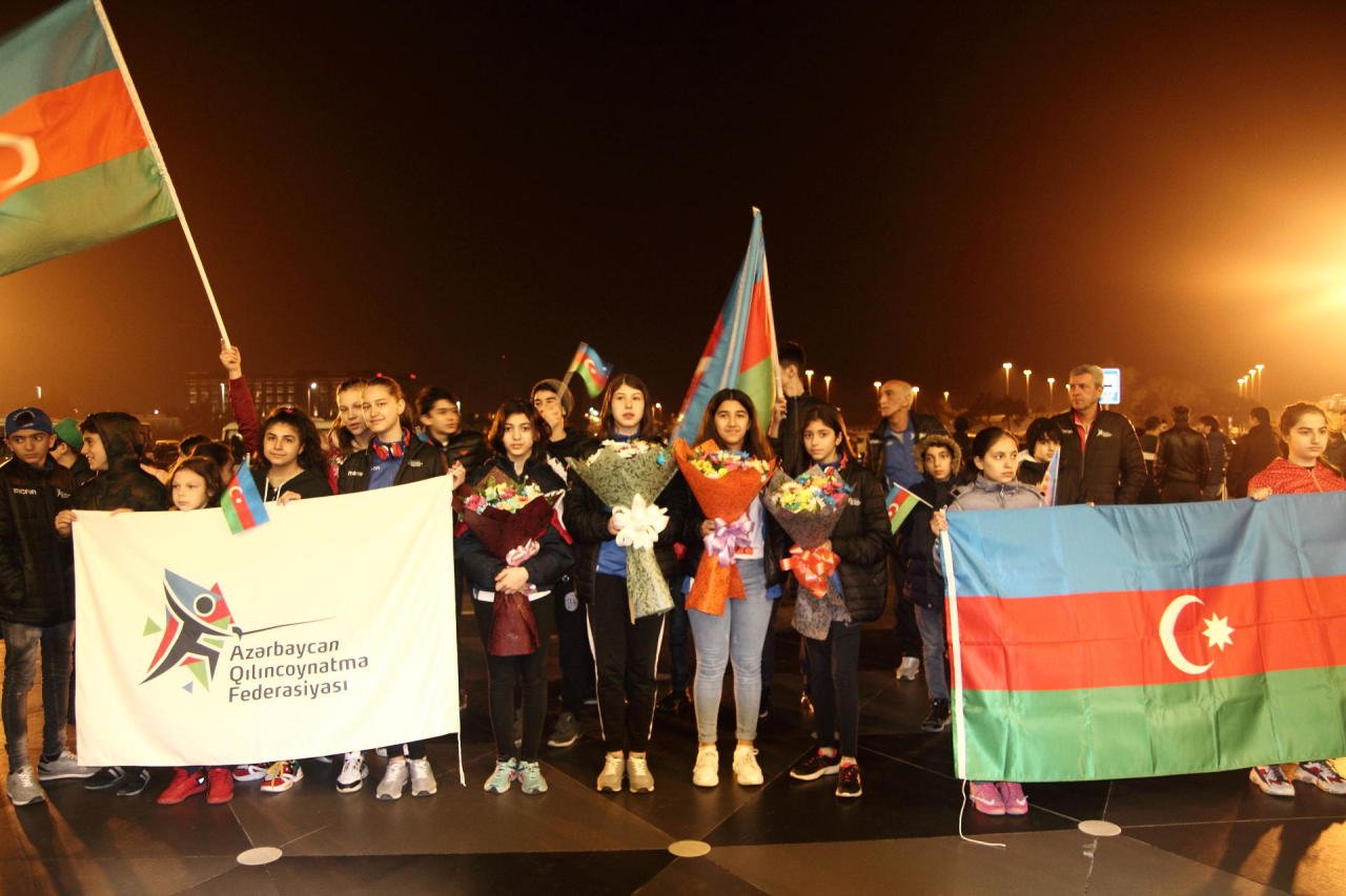 Азербайджанские спортсмены вернулись с чемпионата мира по фехтованию в Польше - ФОТО