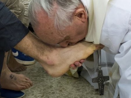 Папа римский помыл и поцеловал ноги 12 заключённых - ФОТО
