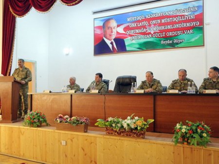 Министр обороны приказал командирам соединений не давать передышки противнику - ФОТО