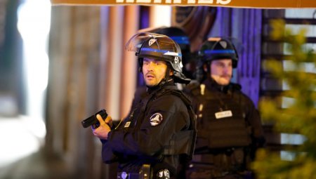 Во Франции террорист открыл стрельбу по полицейским