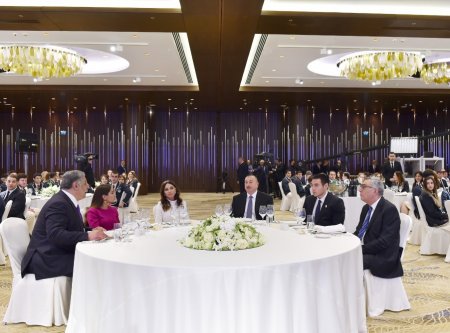 Алиевы встретились с победителями Исламиады - Фото