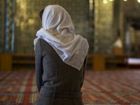 Канадец избивал дочь за отказ носить хиджаб
