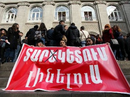 В Ереване продолжается акция протеста студентов против ограничения права на отсрочку от армии