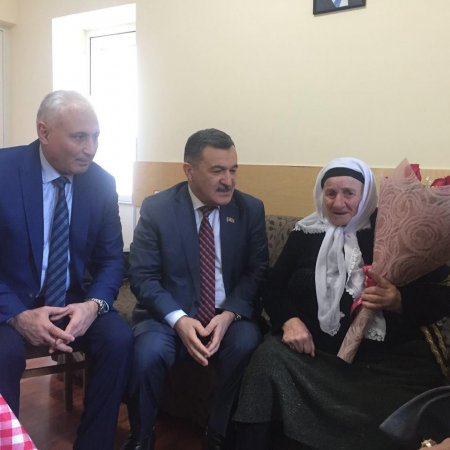 Азербайджанские депутаты навестили 102-летнюю чеченку - ФОТО
