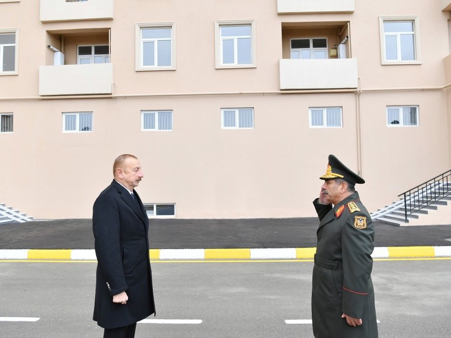 Президент Ильхам Алиев принял участие в церемонии предоставления новых квартир военнослужащим - ФОТО