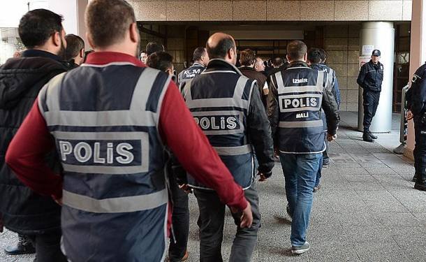 В Турции арестованы 180 военных