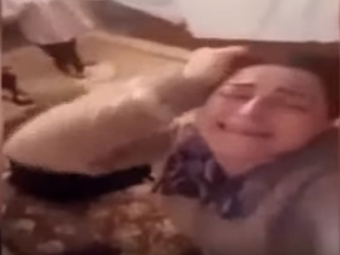 В Азербайджане женщина сделала селфи с умершей матерью на ее поминках – ШОКИРУЮЩЕЕ ВИДЕО