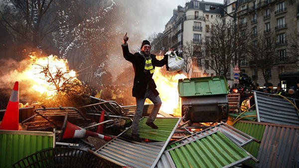 Во Франции тысячу человек осудили за беспорядки на акциях "желтых жилетов"