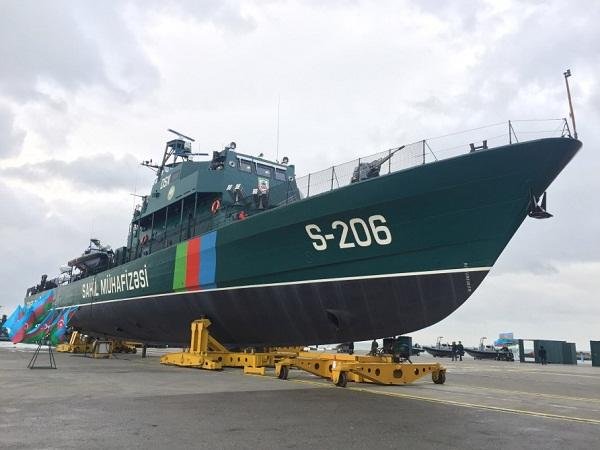 Ильхам Алиев ознакомился с новым пограничным кораблем