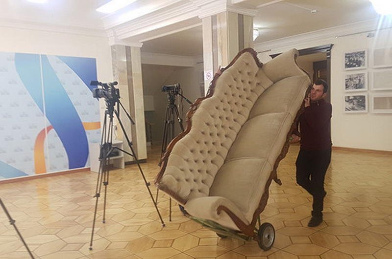 Депутаты парламента Пашиняна делят мебель "бывших" - ФОТО