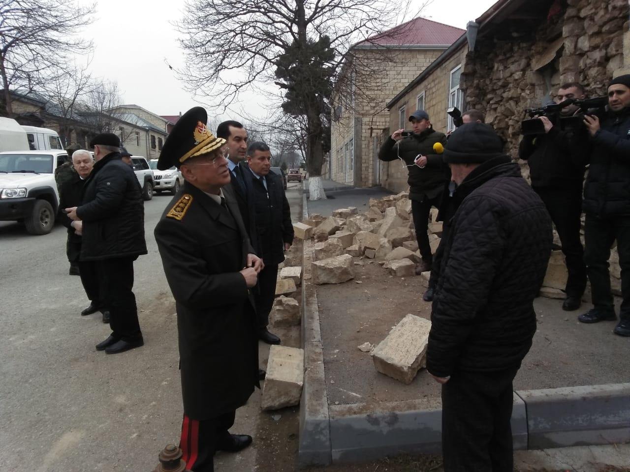 Кямаледдин Гейдаров на месте землетрясения - Фото
