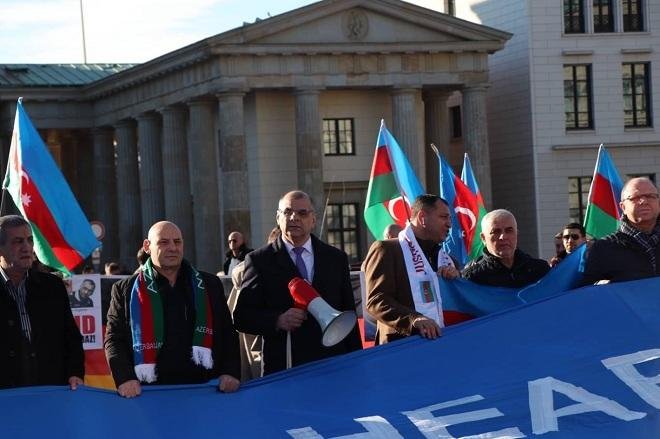 Азербайджанцы провели с чеченцами в Берлине акцию
