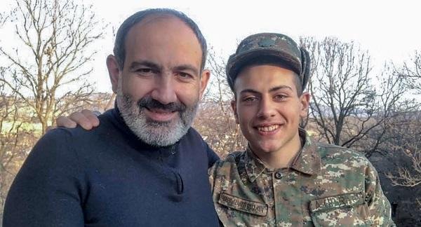 Пашинян вывез сына из Карабаха в Ереван