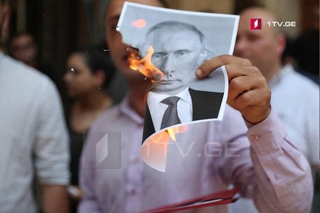 Перед парламентом Грузии сожгли фотографии Путина - Фото
