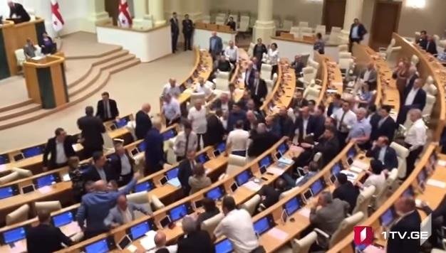 Драка в парламенте Грузии - Видео
