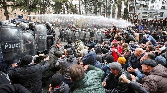 Протесты в Тбилиси: Полиция применила водометы