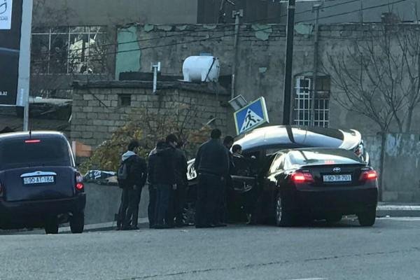 Атташе посольства США в Баку попал в аварию