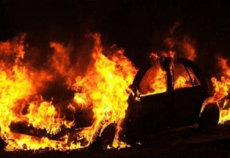 В Баку сгорел автомобиль посольства Ирака