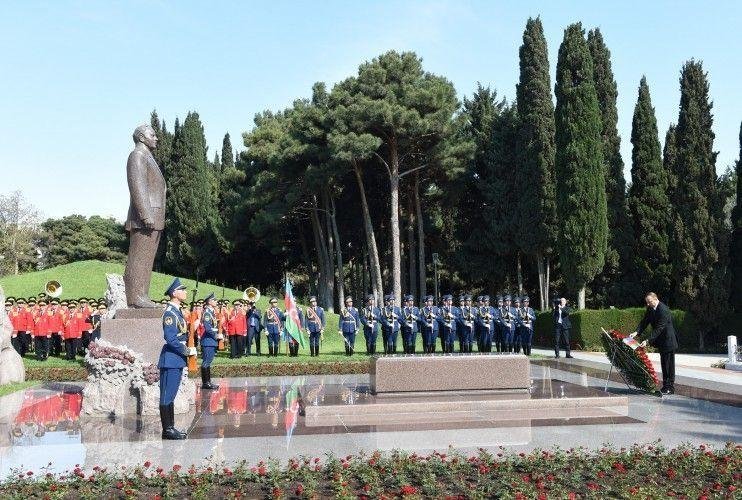 Президент посетил могилу Гейдара Алиева