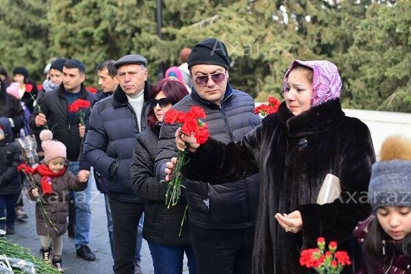 Азербайджан почтил память шехидов - Фото