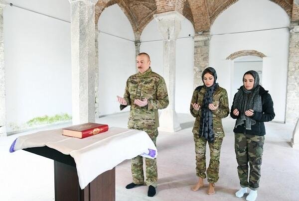 Президент Ильхам Алиев посетил мечети в Шуше