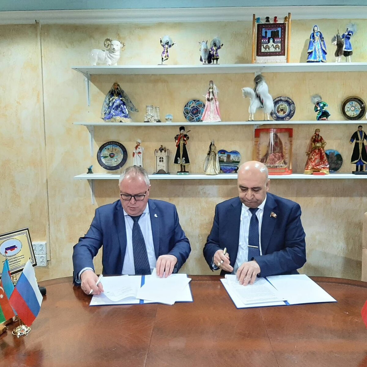 Прошла церемония подписания Соглашения между Домом народов России и АзерРос