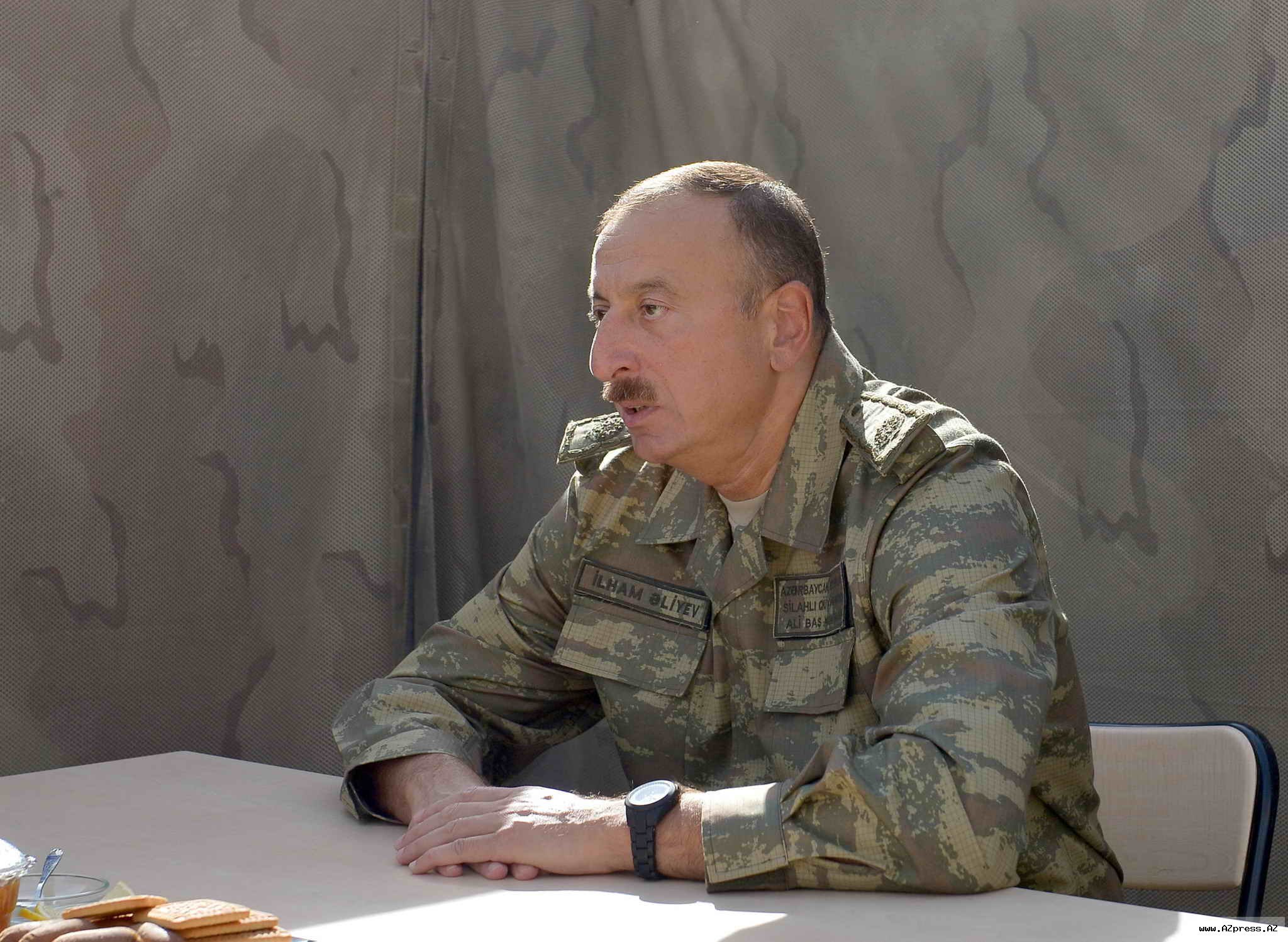 Алиев встретился с группой личного состава Армии