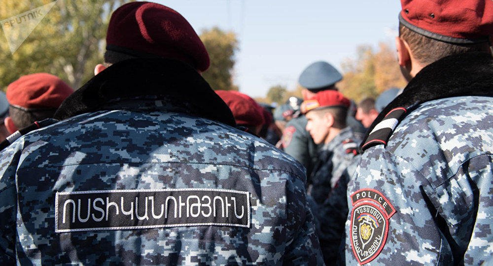 Армянские военные перекрыли дорогу в ереванский аэропорт