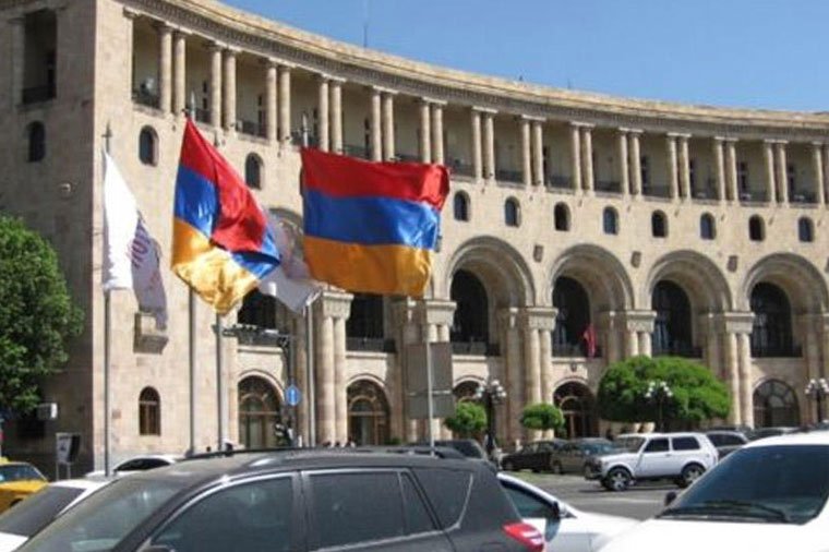 Власти Армении отрегулируют вопрос выдачи оружия премьеру и президенту
