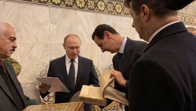 Putin XVII əsrin Quranını məscidə hədiyyə etdi