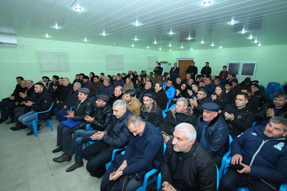 Azay Quliyev seçicilərin müraciətlərini dinlədi - FOTOLAR