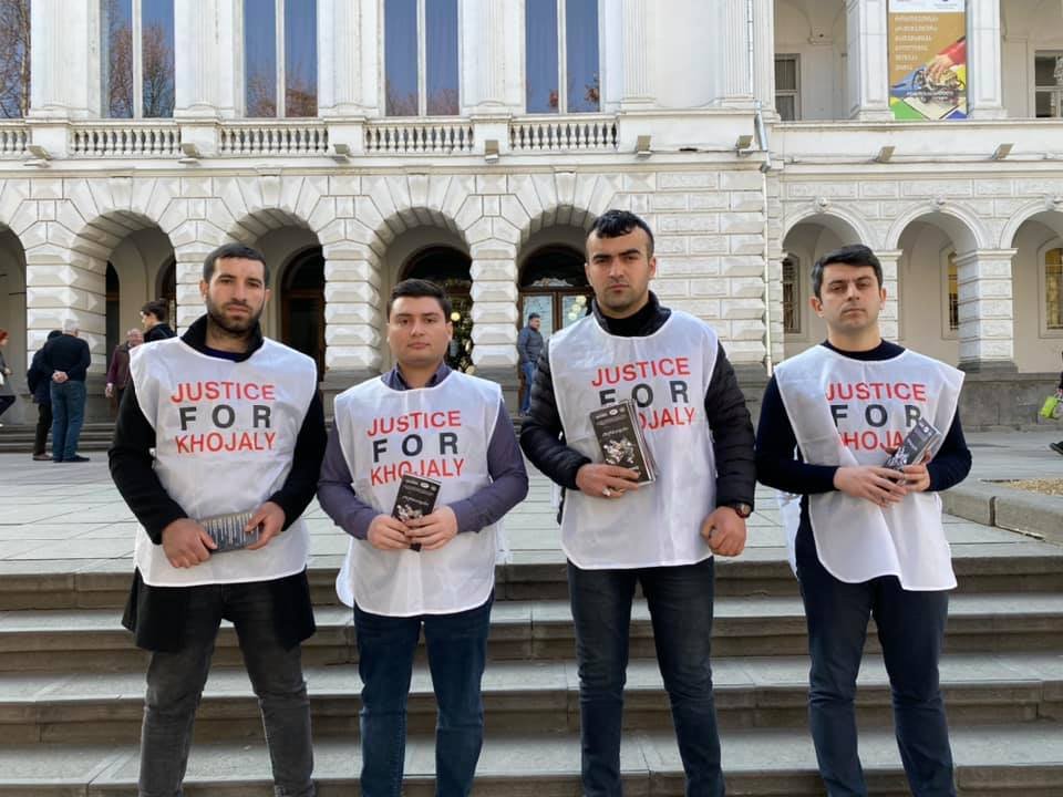 Könüllü gənclər Gürcüstanda - Xocalı ilə bağlı aksiya keçirilib - FOTOLAR