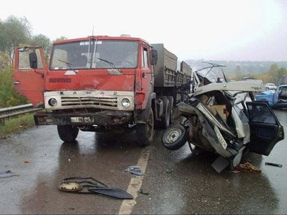 Siyəzəndə ağır qəza: 3 nəfər öldü Siyəzəndə ağır qəza: 3 nəfər öldü