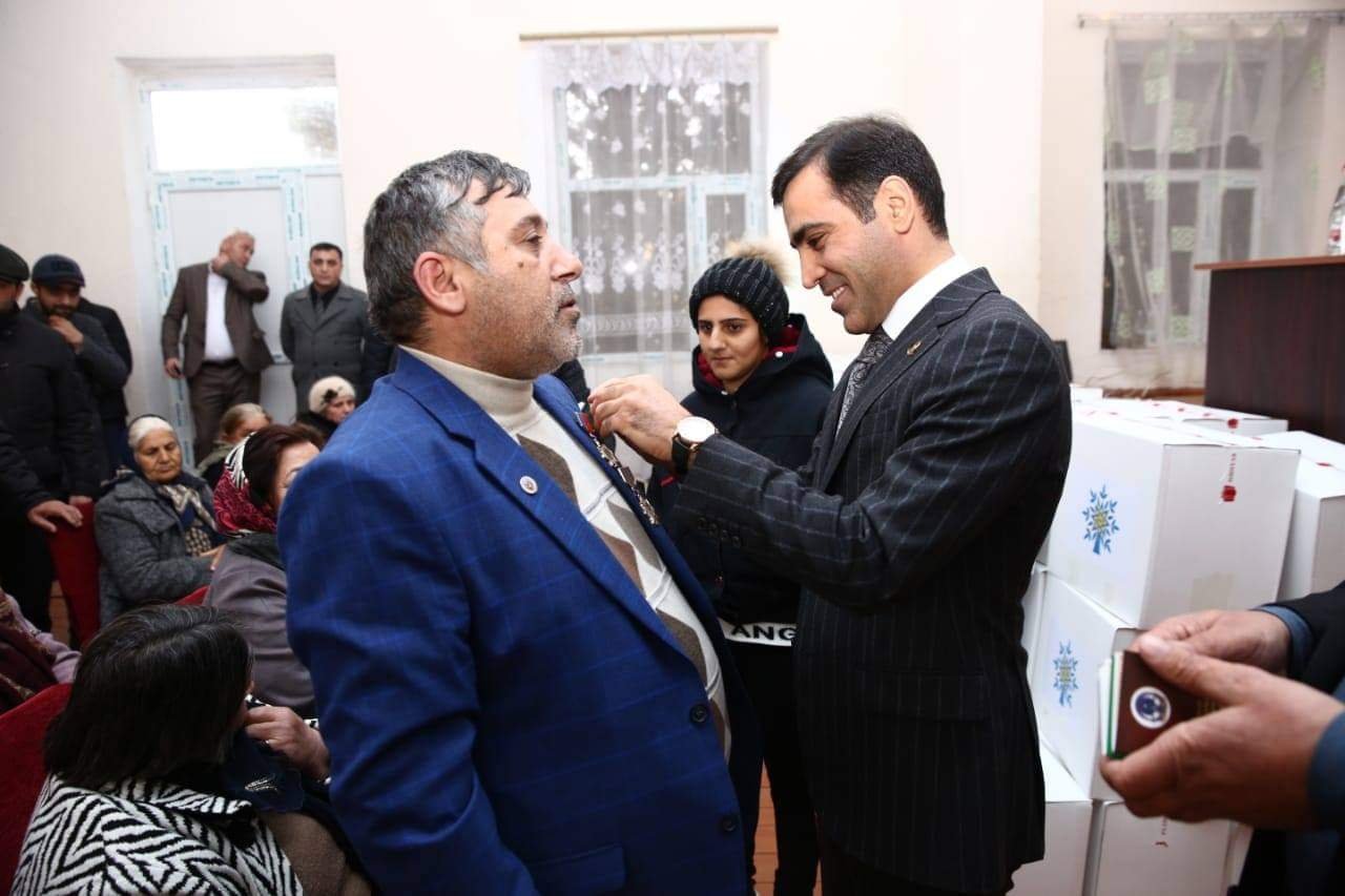 Deputat könüllülərlə birlikdə aztəminatlı ailələrə bayram sovqatı paylayıb Deputat könüllülərlə birlikdə aztəminatlı ailələrə bayram sovqatı paylayıb