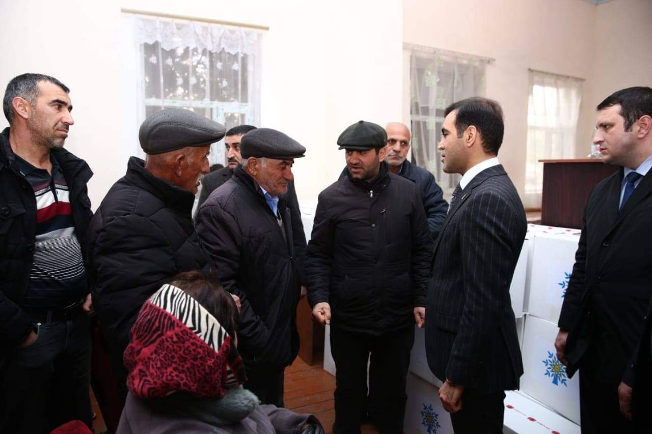 Deputat könüllülərlə birlikdə aztəminatlı ailələrə bayram sovqatı paylayıb Deputat könüllülərlə birlikdə aztəminatlı ailələrə bayram sovqatı paylayıb