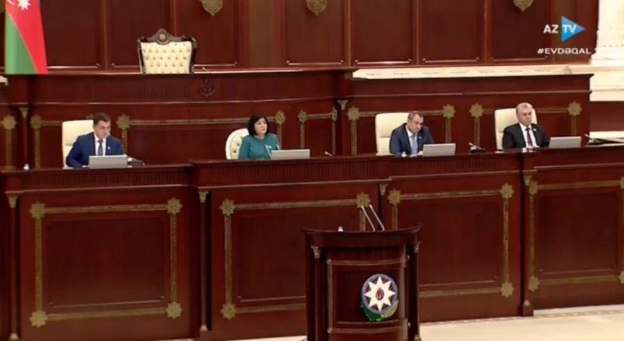 Yeni spiker Əsədovun stulundan imtina etdi - Foto Yeni spiker Əsədovun stulundan imtina etdi - Foto