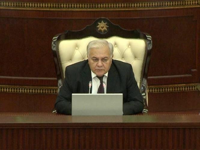 Yeni spiker Əsədovun stulundan imtina etdi - Foto Yeni spiker Əsədovun stulundan imtina etdi - Foto