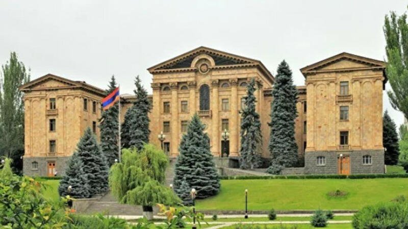 Ermənistan sakini parlamentin qarşısında ağzını tikdi