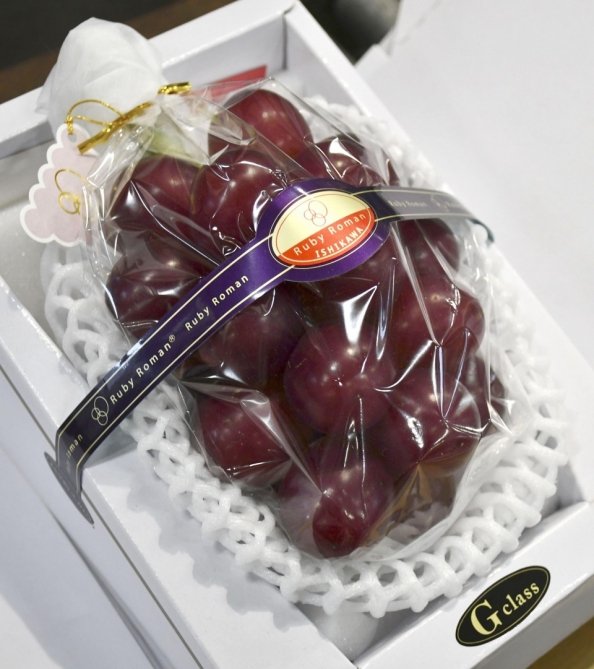 Yaponiyada bir salxım üzüm 11 min dollara satılıb