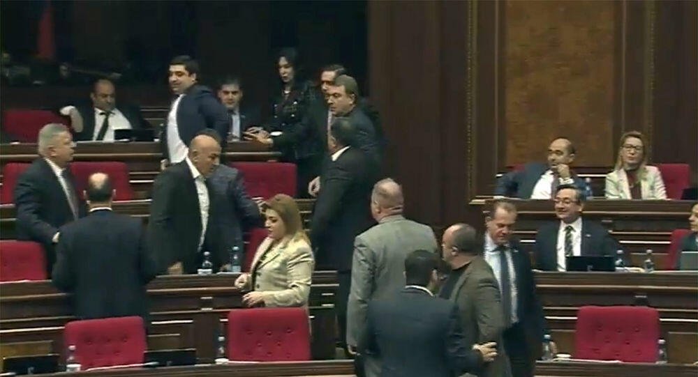 Ermənistan parlamentində kütləvi dava - Video