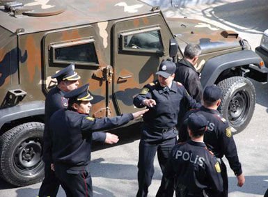 Bərdədə hadisə yerinə gələn polis bıçaqlandı Bərdədə hadisə yerinə gələn polis bıçaqlandı