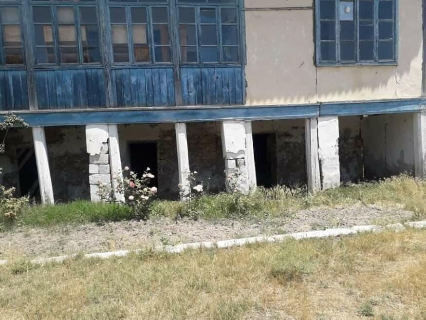 Jurnalist Böyükağa Mikayıllı qəzalı vəziyyədə olan tarixi binaya diqqət yönəltdi
