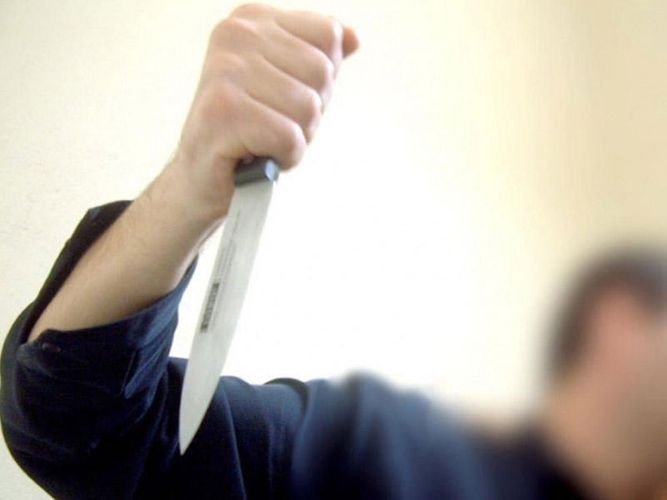 Naftalanda ər bıçaqla arvadını öldürdü, qızını ağır yaraladı Naftalanda ər bıçaqla arvadını öldürdü, qızını ağır yaraladı