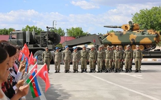 “Nezavisimaya qazeta” Türkiyənin Azərbaycana diviziya yeritdiyini yazır