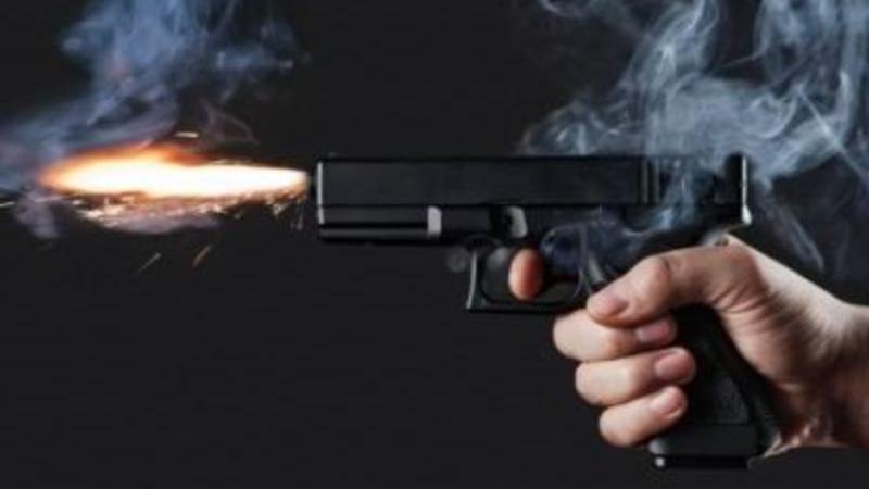 Bakıda polis onu bıçaqlayan oğrunu güllələdi Bakıda polis onu bıçaqlayan oğrunu güllələdi
