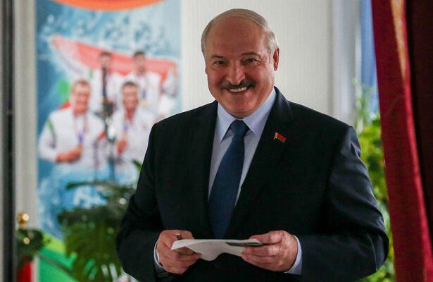 Lukaşenko mitinq keçirilən yerə gəldi
