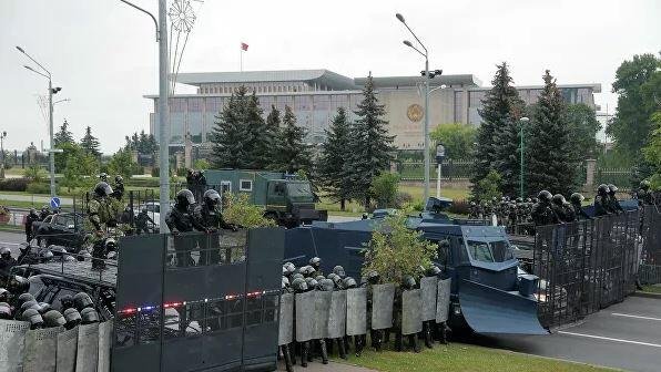 Minskdə prezident iqamətgahı ərazisinə texnika yeridildi