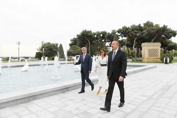İlham Əliyev yeni parkın açılışında