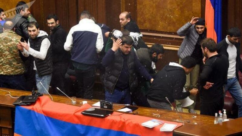 Deputat Ermənistan parlamentini alt-üst etdi - VİDEO